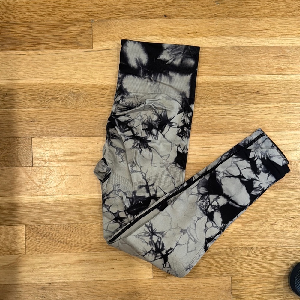 Black and White Tie-Dye Leggings